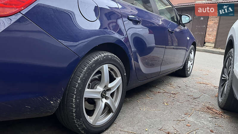 Универсал Opel Astra 2012 в Ивано-Франковске