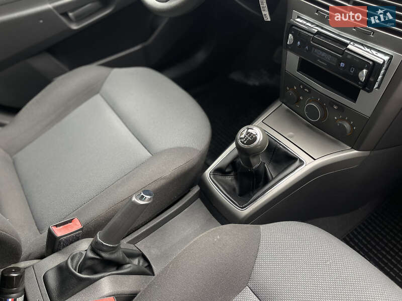 Універсал Opel Astra 2006 в Володимирі