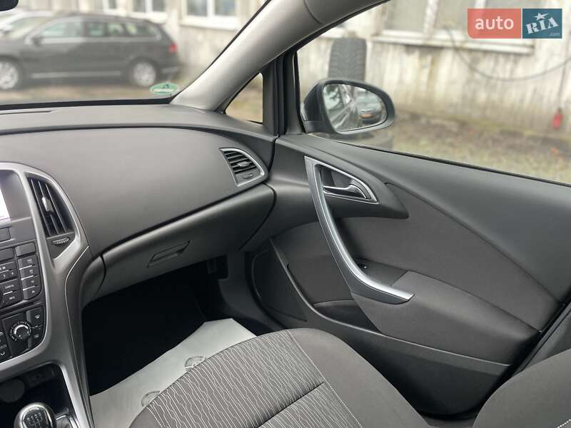 Універсал Opel Astra 2014 в Сумах