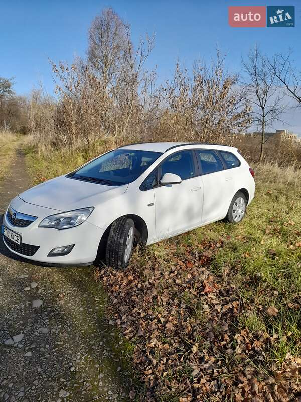 Универсал Opel Astra 2012 в Калуше