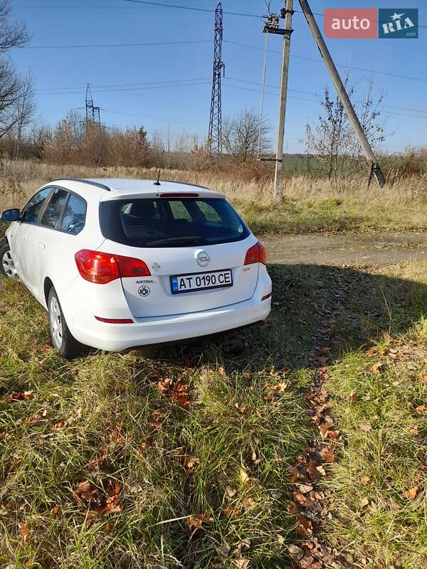 Универсал Opel Astra 2012 в Калуше