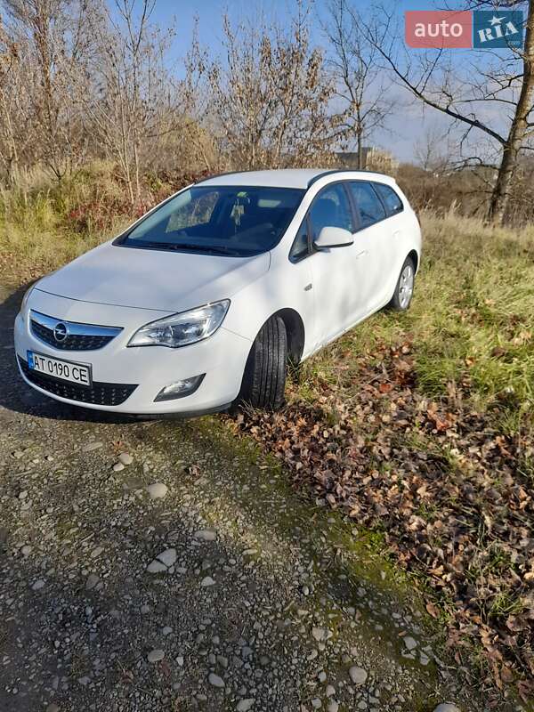 Универсал Opel Astra 2012 в Калуше