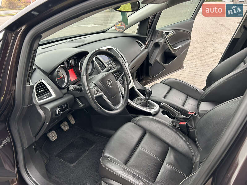 Универсал Opel Astra 2013 в Городке