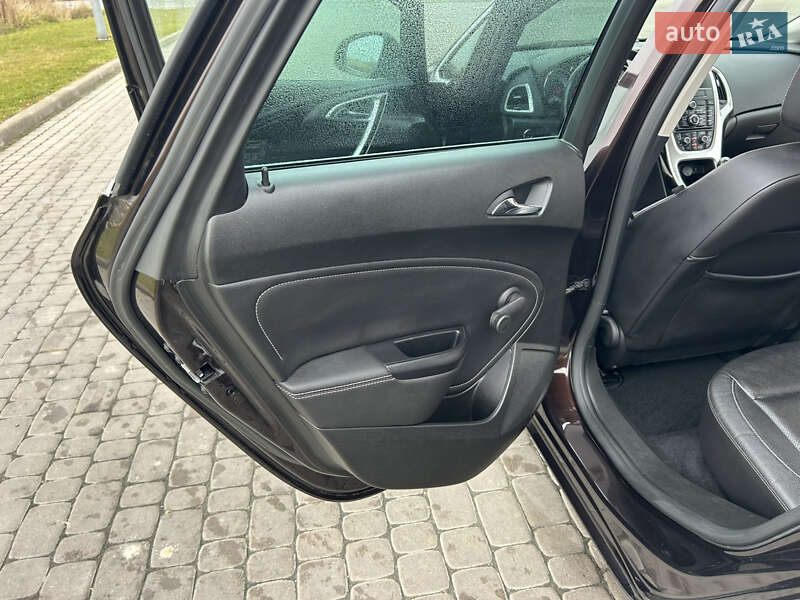 Универсал Opel Astra 2013 в Городке