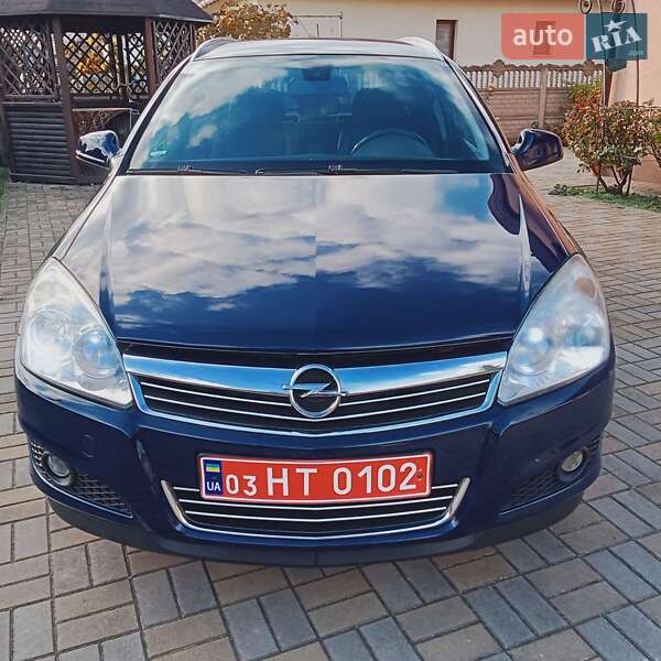 Універсал Opel Astra 2010 в Луцьку