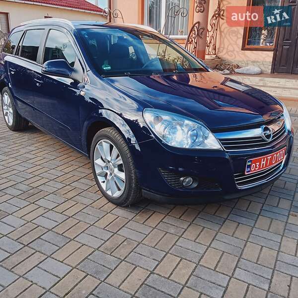 Універсал Opel Astra 2010 в Луцьку