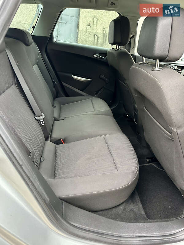 Универсал Opel Astra 2011 в Дубно