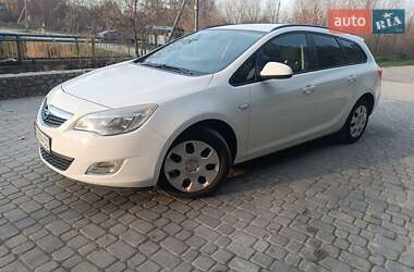 Универсал Opel Astra 2012 в Шумске