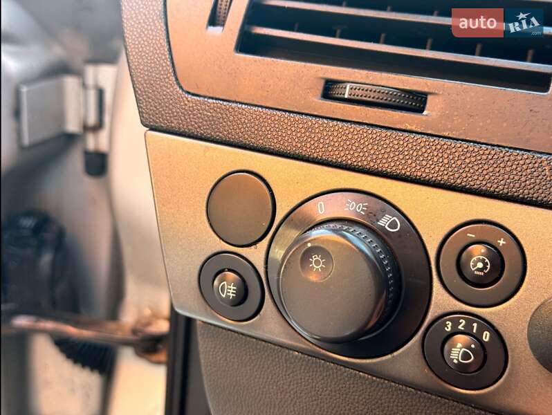 Хэтчбек Opel Astra 2006 в Нетешине