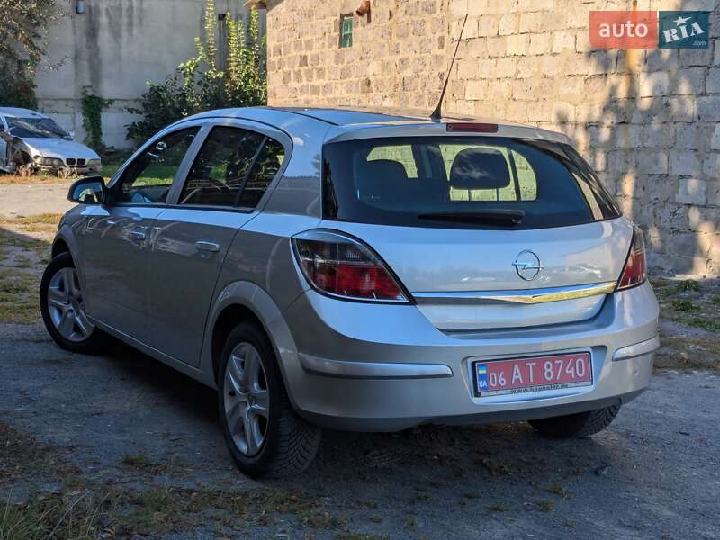 Хэтчбек Opel Astra 2009 в Звягеле