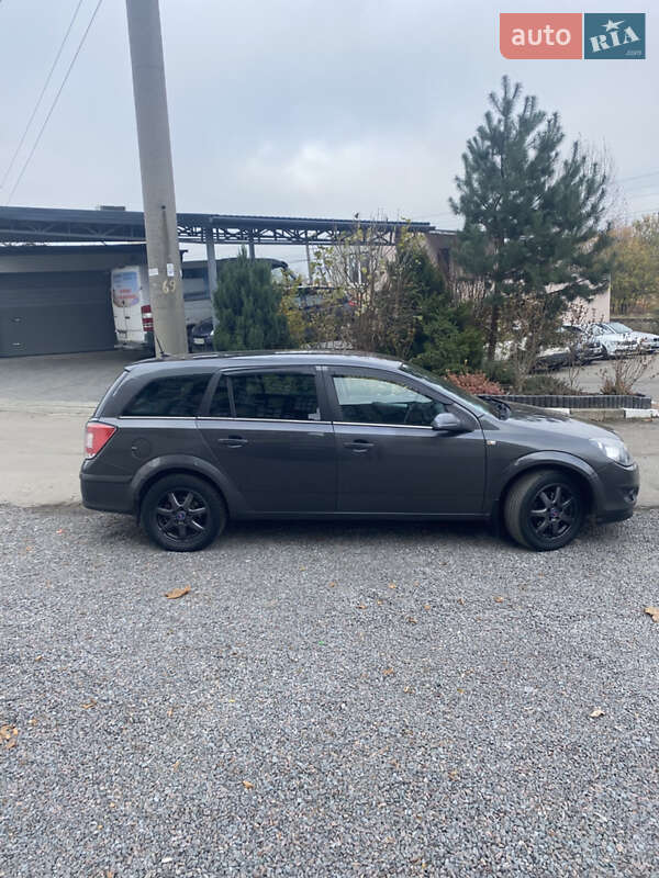 Універсал Opel Astra 2010 в Львові