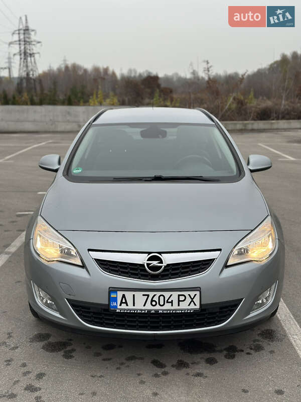 Універсал Opel Astra 2012 в Бучі