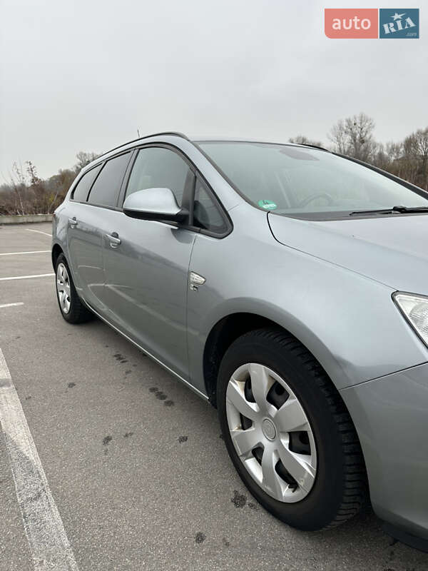 Універсал Opel Astra 2012 в Бучі