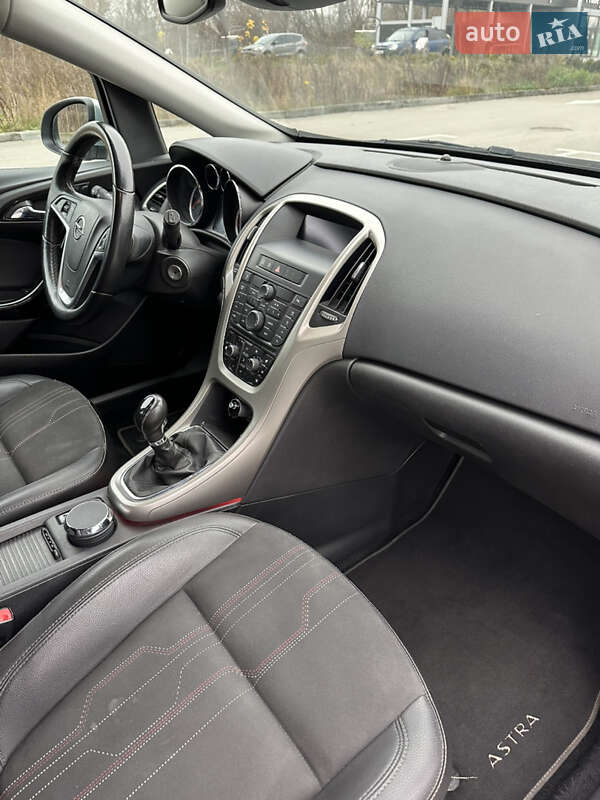 Універсал Opel Astra 2012 в Бучі