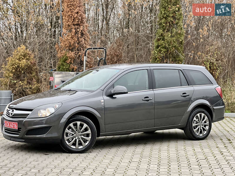 Універсал Opel Astra 2010 в Івано-Франківську