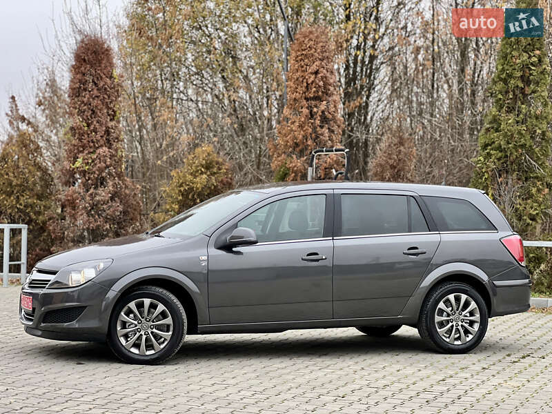 Універсал Opel Astra 2010 в Івано-Франківську