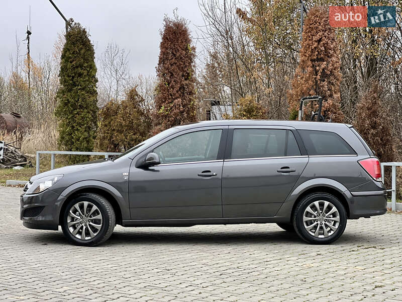 Універсал Opel Astra 2010 в Івано-Франківську