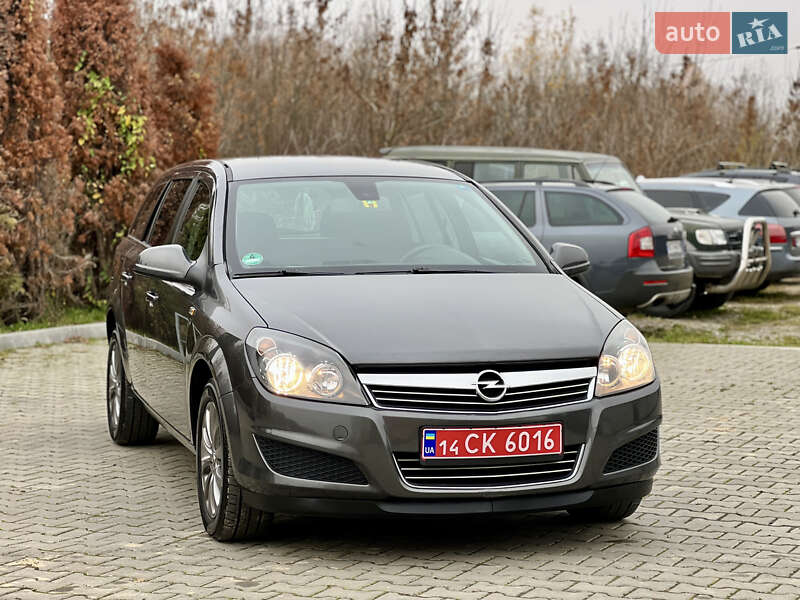 Універсал Opel Astra 2010 в Івано-Франківську