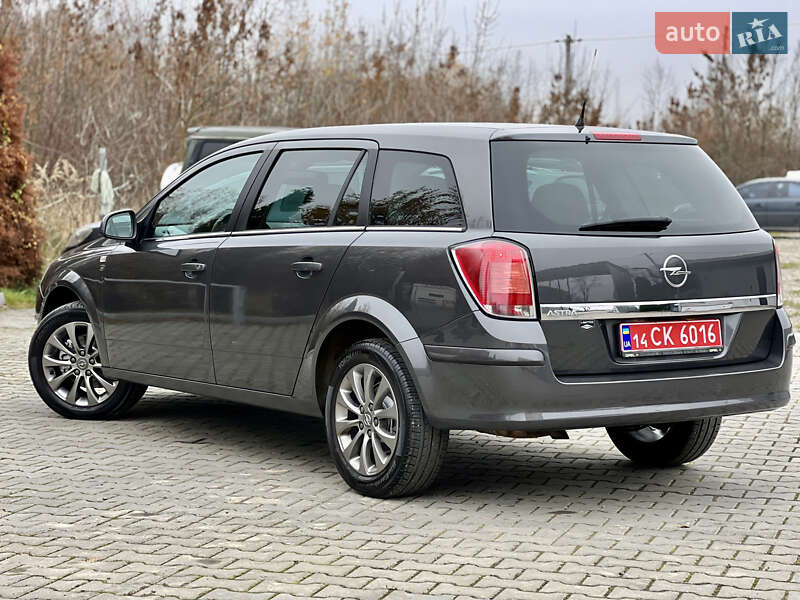 Універсал Opel Astra 2010 в Івано-Франківську