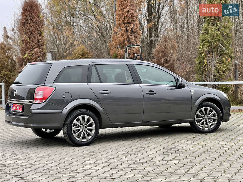 Універсал Opel Astra 2010 в Івано-Франківську