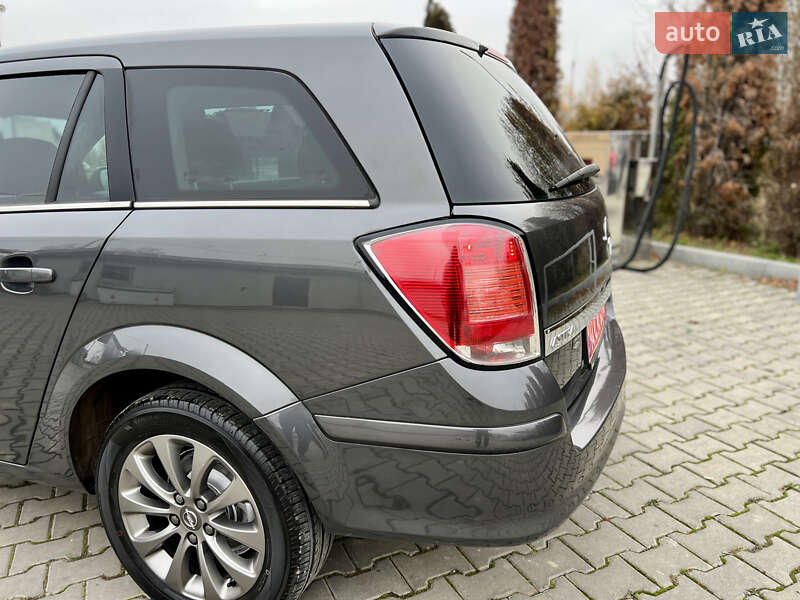 Універсал Opel Astra 2010 в Івано-Франківську