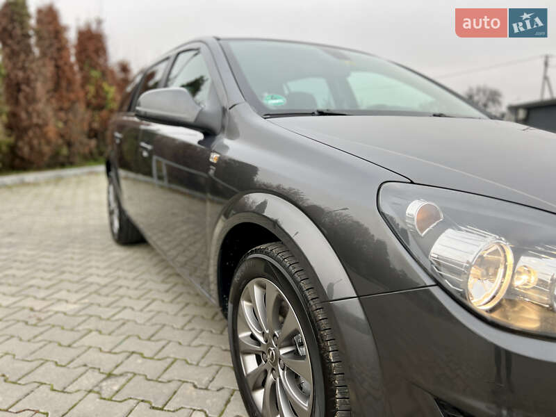 Універсал Opel Astra 2010 в Івано-Франківську