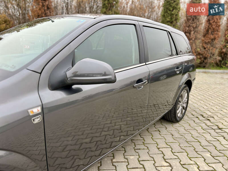 Універсал Opel Astra 2010 в Івано-Франківську