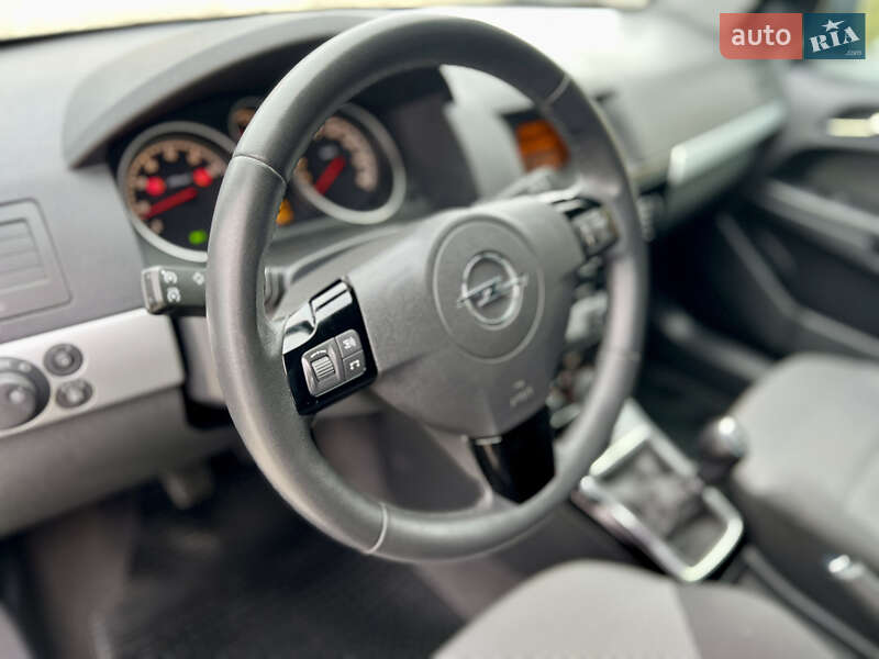 Універсал Opel Astra 2010 в Івано-Франківську