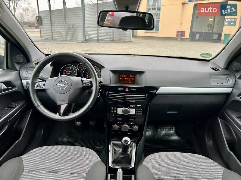 Універсал Opel Astra 2010 в Івано-Франківську