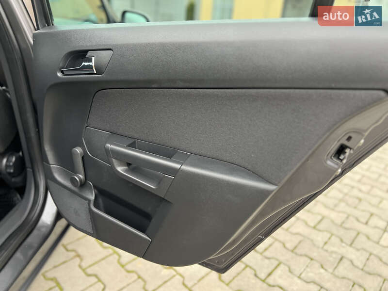 Універсал Opel Astra 2010 в Івано-Франківську