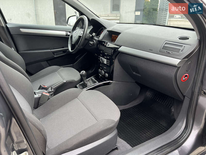 Універсал Opel Astra 2010 в Івано-Франківську