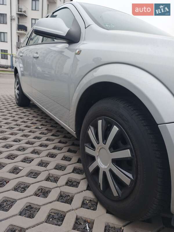 Универсал Opel Astra 2009 в Луцке