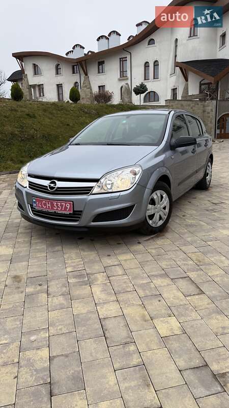 Хэтчбек Opel Astra 2009 в Долине