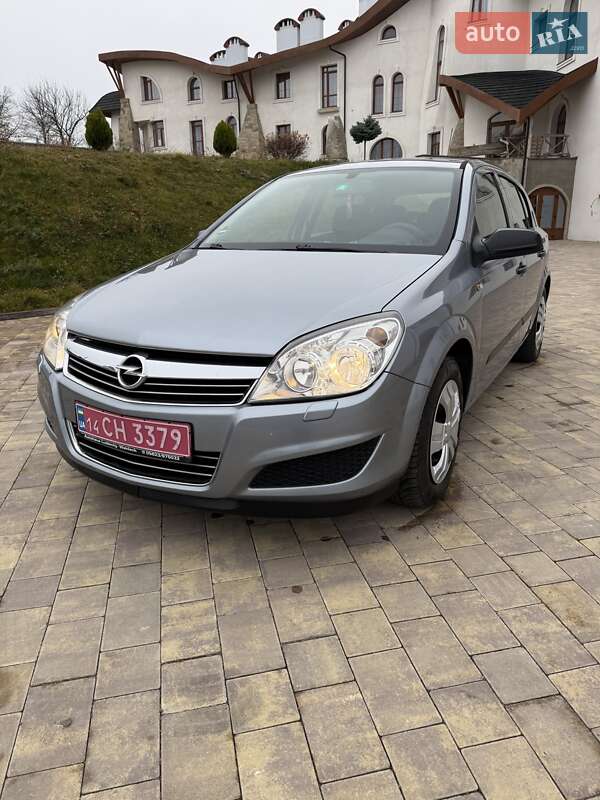 Хэтчбек Opel Astra 2009 в Долине