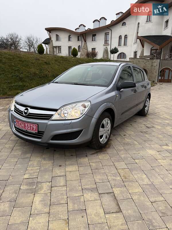 Хэтчбек Opel Astra 2009 в Долине
