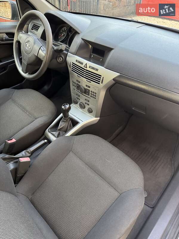 Хэтчбек Opel Astra 2009 в Долине