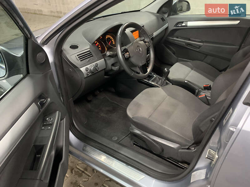 Універсал Opel Astra 2010 в Рівному