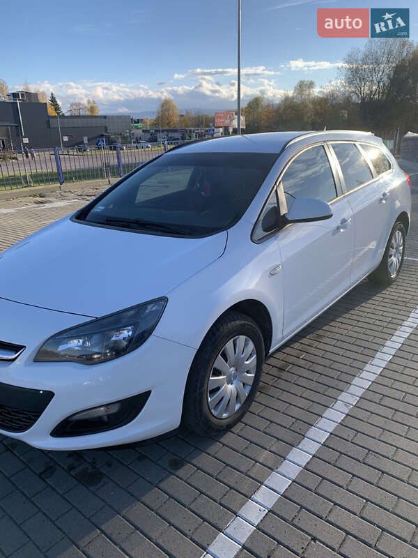 Універсал Opel Astra 2015 в Дрогобичі