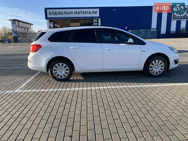 Універсал Opel Astra 2015 в Дрогобичі