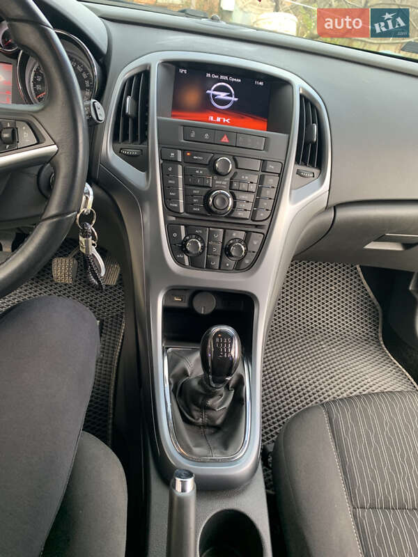 Універсал Opel Astra 2015 в Дрогобичі