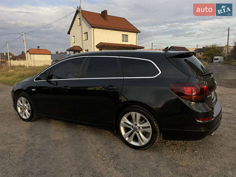 Універсал Opel Astra 2012 в Рівному