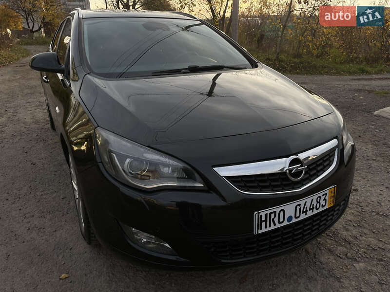 Універсал Opel Astra 2012 в Рівному