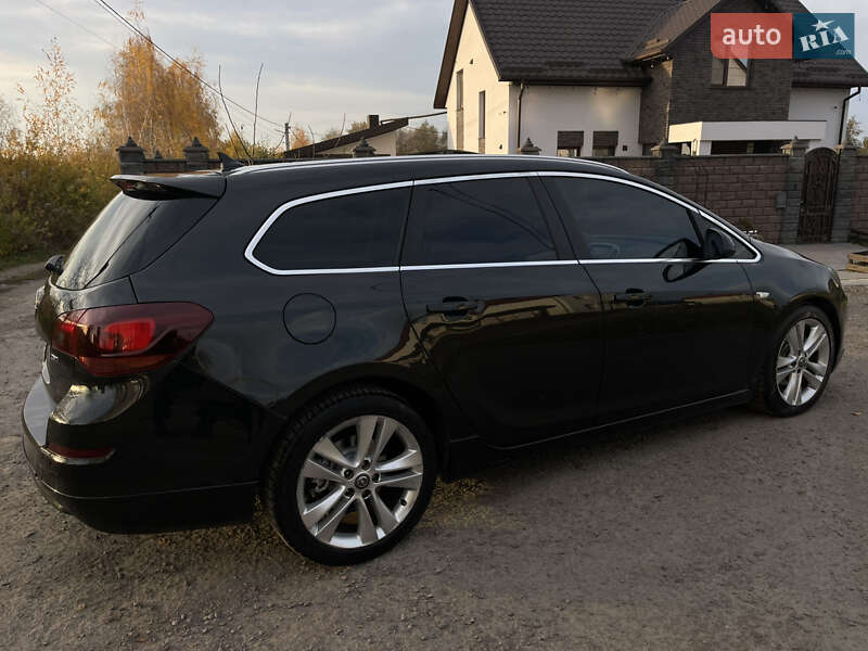 Універсал Opel Astra 2012 в Рівному