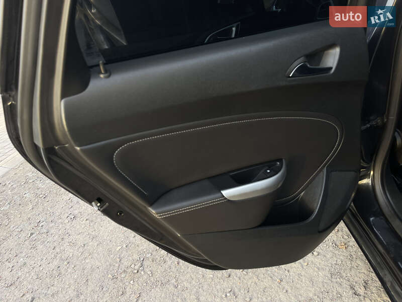 Універсал Opel Astra 2012 в Рівному