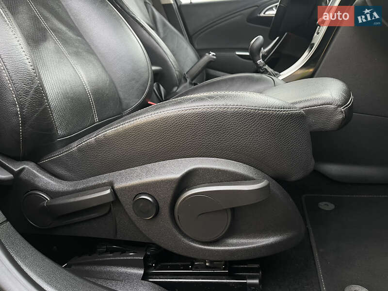 Універсал Opel Astra 2012 в Рівному