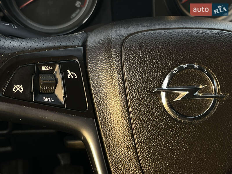 Універсал Opel Astra 2012 в Рівному