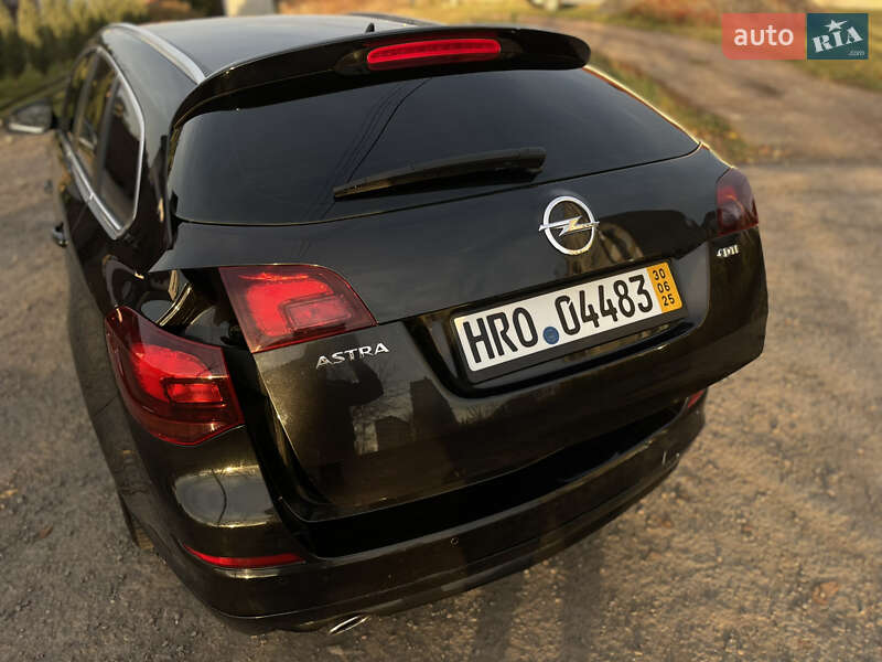 Універсал Opel Astra 2012 в Рівному