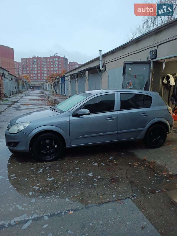 Хэтчбек Opel Astra 2007 в Черноморске