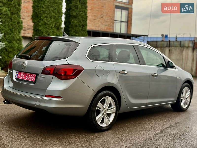 Універсал Opel Astra 2013 в Рівному