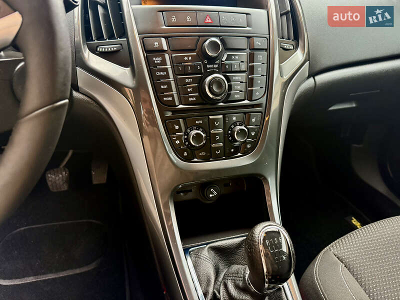 Універсал Opel Astra 2013 в Рівному